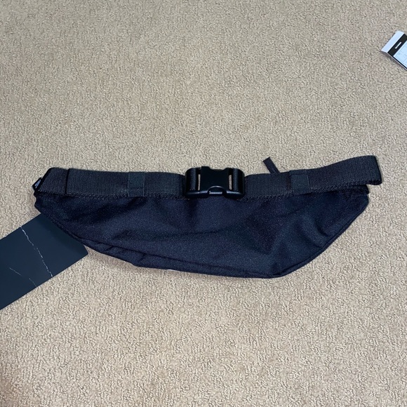 Nike Fanny pack. Never worn before tag is still on. - Picture 3 of 4